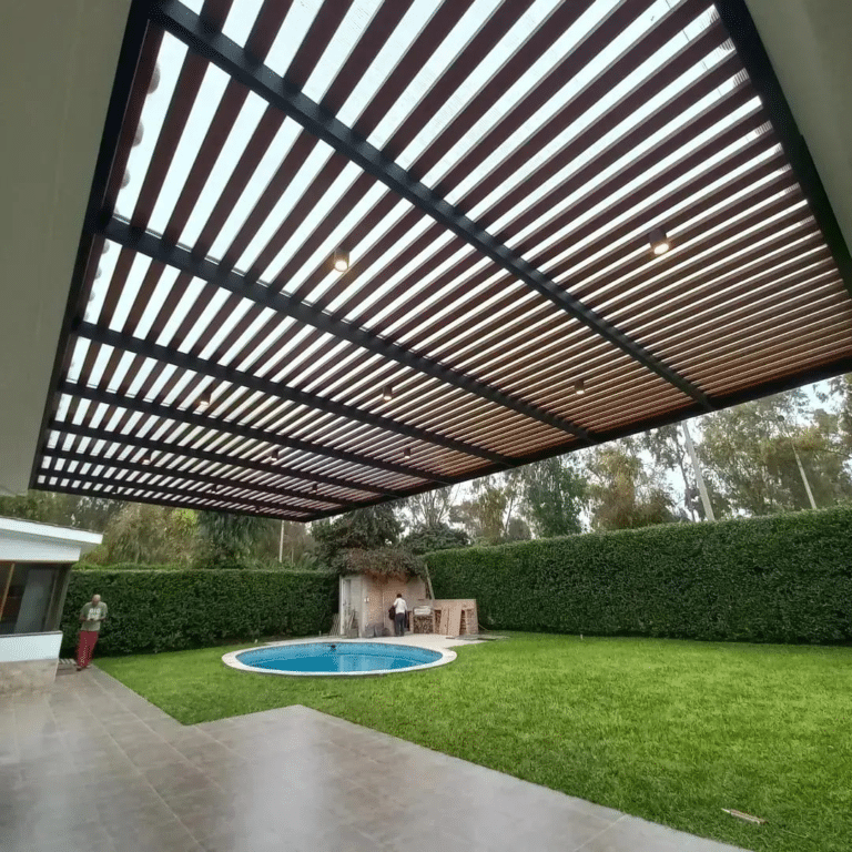 Estilo junto al agua: Techo sol y sombra que realzan la belleza de la casa con piscina